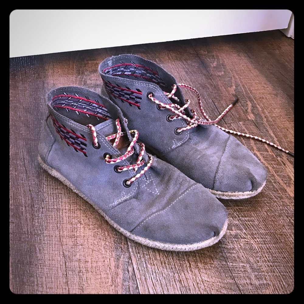 Tom’s lace up, ankle height flats